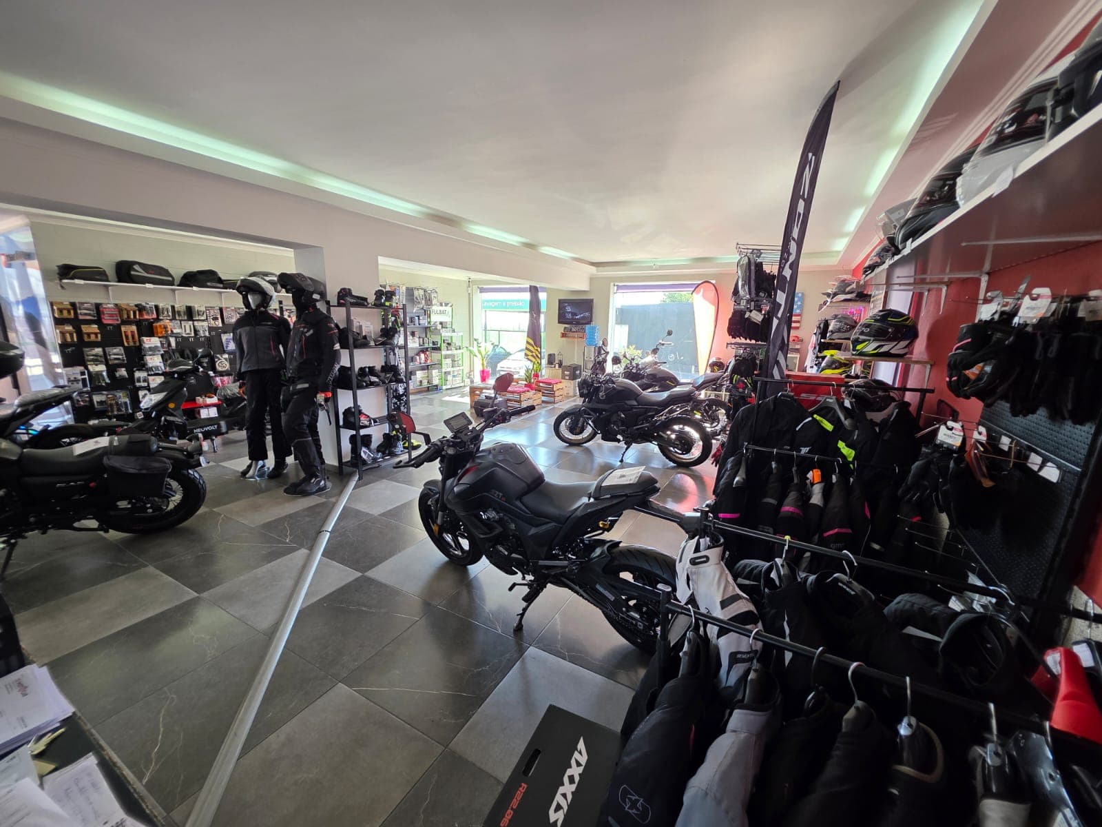 Área de motas, vestuário e acessórios da JD Motocar