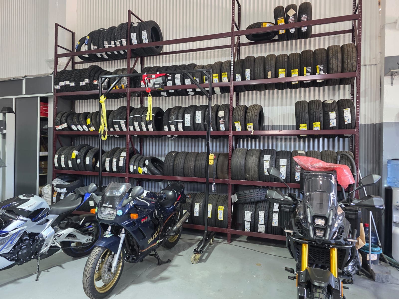 Exposição de pneus para mota e automóvel na JD Motocar